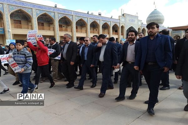 حضور فرهنگیان و دانش‌آموزان عضو سازمان دانش‌آموزی فارس در تجمع اعتراض‌آمیز محکومیت اهانت به قرآن کریم در شیراز