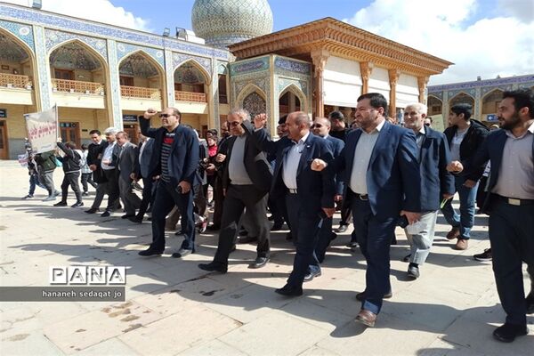 حضور فرهنگیان و دانش‌آموزان عضو سازمان دانش‌آموزی فارس در تجمع اعتراض‌آمیز محکومیت اهانت به قرآن کریم در شیراز