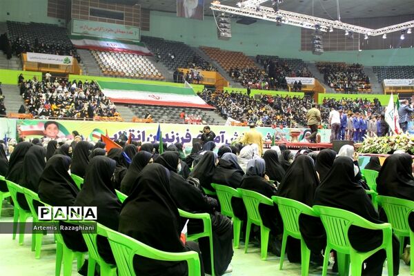 جشن فرزندان انقلاب با هدف شاداب‌سازی میان دانش‌آموزان در ورزشگاه آزادی