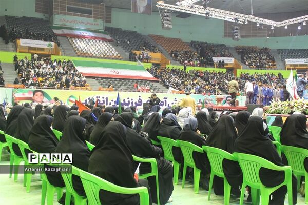 جشن فرزندان انقلاب با هدف شاداب‌سازی میان دانش‌آموزان در ورزشگاه آزادی
