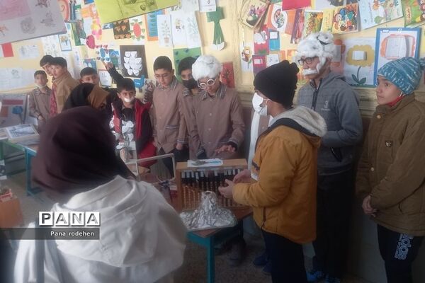 نمایشگاه جابربن حیان در دبستان امام‌حسن‌ مجتبی(ع) رودهن