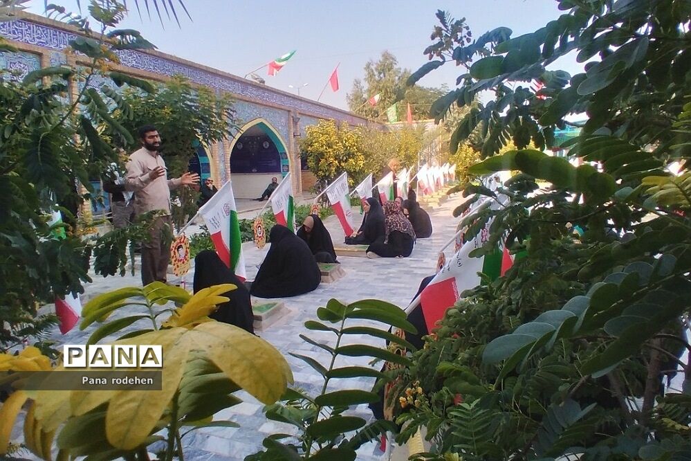 بازدید دانش‌آموزان  رودهن در اردوی راهیان نور از هویزه و یادمان شهید چمران