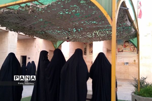 بازدید دانش‌آموزان  رودهن در اردوی راهیان نور از هویزه و یادمان شهید چمران