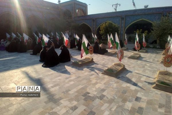 بازدید دانش‌آموزان  رودهن در اردوی راهیان نور از هویزه و یادمان شهید چمران