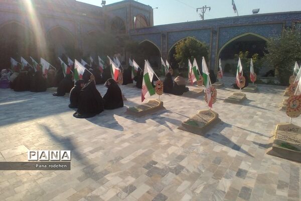 بازدید دانش‌آموزان  رودهن در اردوی راهیان نور از هویزه و یادمان شهید چمران