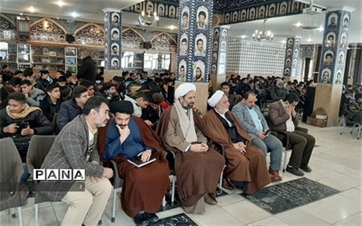 برگزاری جشن تکلیف دانش‌آموزان پسر راور در جوار مزار شهید سلیمانی