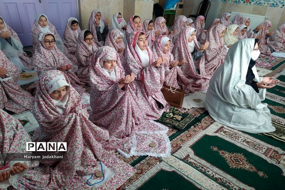 برگزاری اولین نمازجماعت پس از جشن تکلیف در دبستان جانمحمدی ملارد