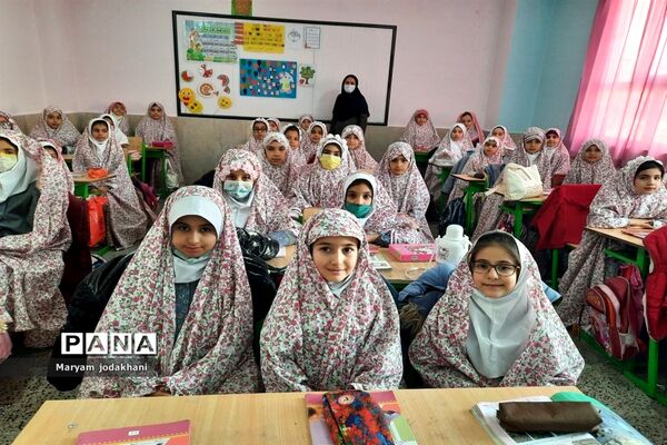 برگزاری اولین نمازجماعت پس از جشن تکلیف در دبستان جانمحمدی ملارد