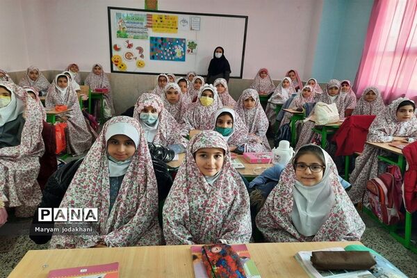 برگزاری اولین نمازجماعت پس از جشن تکلیف در دبستان جانمحمدی ملارد