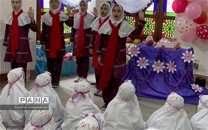 جشن تکلیف در دبستان حضرت زهرا(س)۲ رودهن برگزار شد/ فیلم