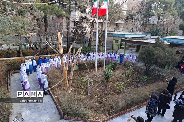 برافراشته شدن پرچم جمهوری اسلامی ایران و آغاز جشن های دهه فجر درمنطقه ۱۰