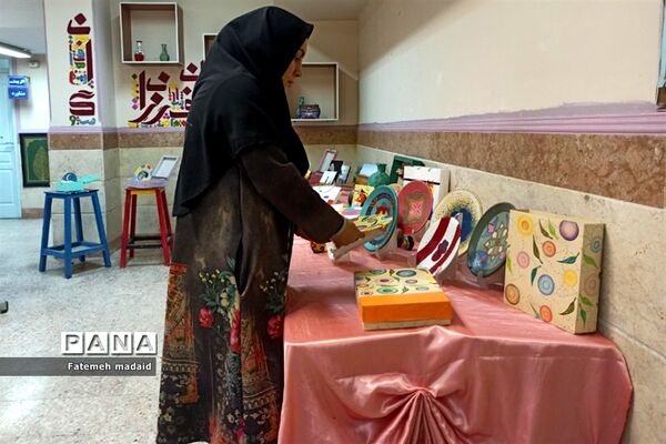 نمایشگاه دستاوردهای دانش‌آموزان به مناسبت دهه‌فجر در بهارستان 2