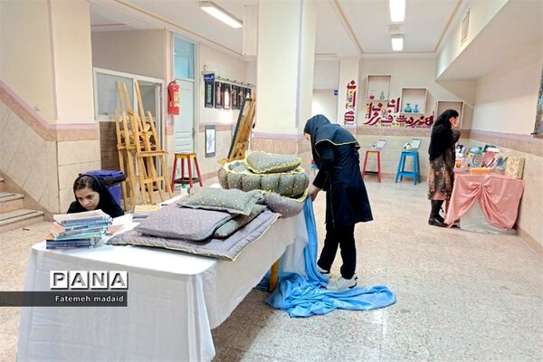 نمایشگاه دستاوردهای دانش‌آموزان به مناسبت دهه‌فجر در بهارستان 2