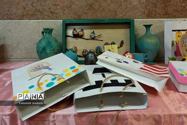 نمایشگاه دستاوردهای دانش‌آموزان به مناسبت دهه‌فجر در بهارستان 2