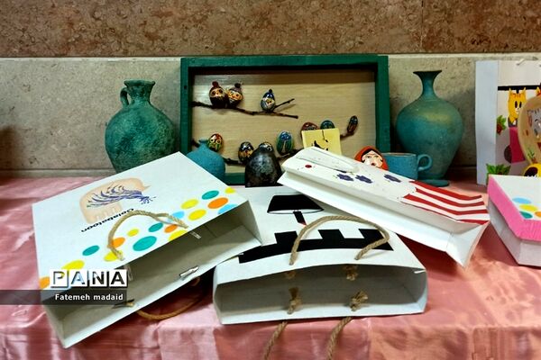 نمایشگاه دستاوردهای دانش‌آموزان به مناسبت دهه‌فجر در بهارستان 2