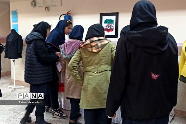 نمایشگاه دستاوردهای دانش‌آموزان به مناسبت دهه‌فجر در بهارستان 2