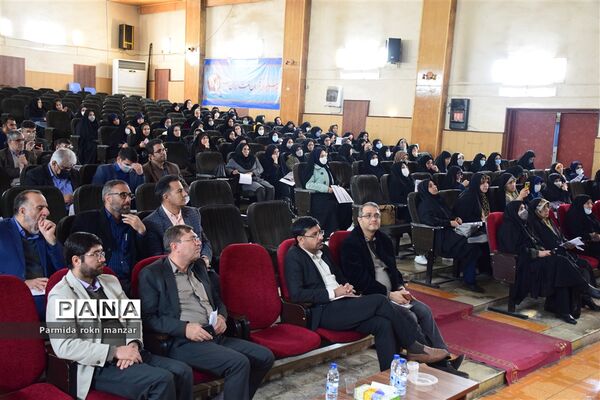 نشست تخصصی مربیان طرح لیگ جت دانش‌آموزی (جهاد تبیین) نواحی چهارگانه شیراز