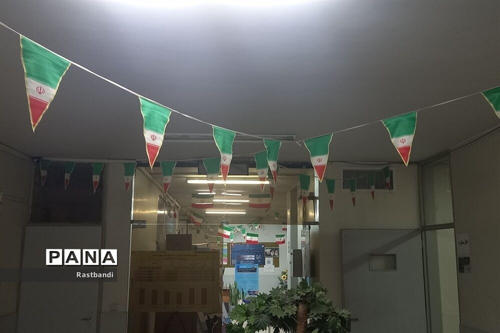 آذین‌بندی دبیرستان فرهنگ به‌مناسبت دهه فجر