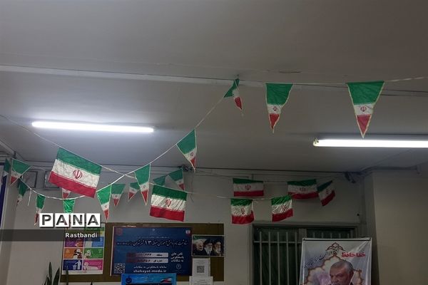 آذین‌بندی دبیرستان فرهنگ به‌مناسبت دهه فجر