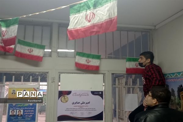 آذین‌بندی دبیرستان فرهنگ به‌مناسبت دهه فجر