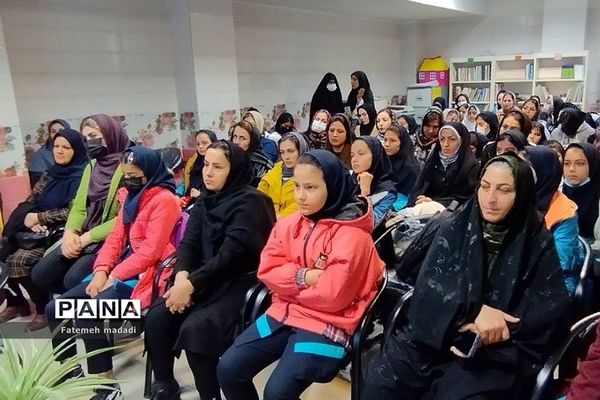 جلسه توانمند سازی اولیا و دانش‌آموزان در دبستان مهرآیین بهارستان دو