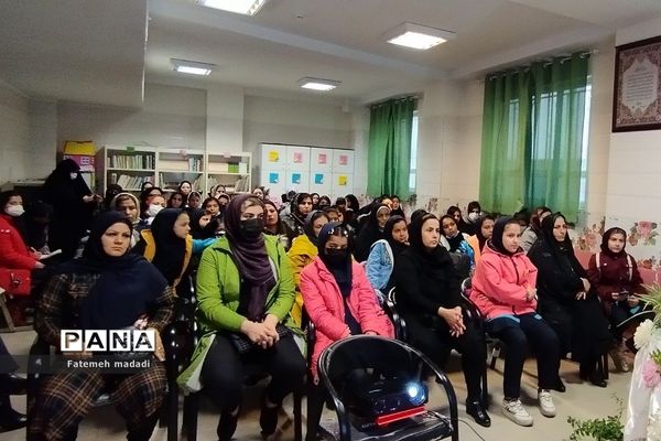 جلسه توانمند سازی اولیا و دانش‌آموزان در دبستان مهرآیین بهارستان دو