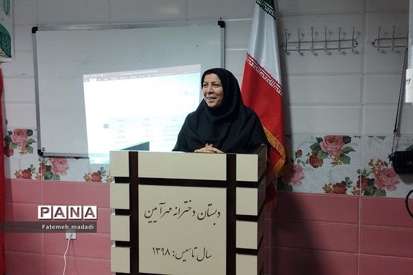 جلسه توانمند سازی اولیا و دانش‌آموزان در دبستان مهرآیین بهارستان دو