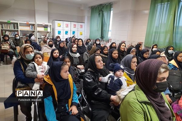 جلسه توانمند سازی اولیا و دانش‌آموزان در دبستان مهرآیین بهارستان دو