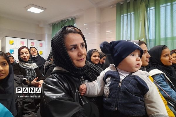 جلسه توانمند سازی اولیا و دانش‌آموزان در دبستان مهرآیین بهارستان دو