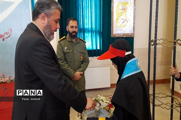 طنین زنگ انقلاب در دبیرستان شهدای مدافع حرم ملارد