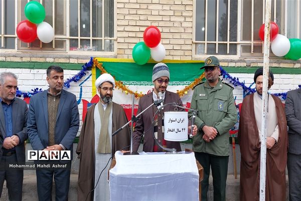 نواختن زنگ انقلاب در دبستان انقلاب محمدیه نائین