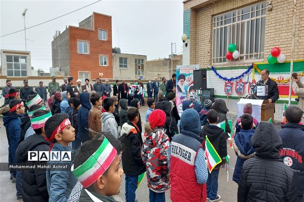 نواختن زنگ انقلاب در دبستان انقلاب محمدیه نائین