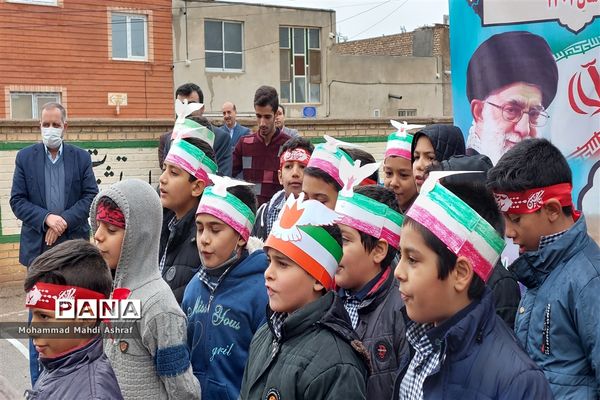 نواختن زنگ انقلاب در دبستان انقلاب محمدیه نائین
