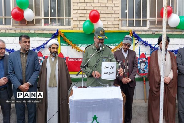 نواختن زنگ انقلاب در دبستان انقلاب محمدیه نائین