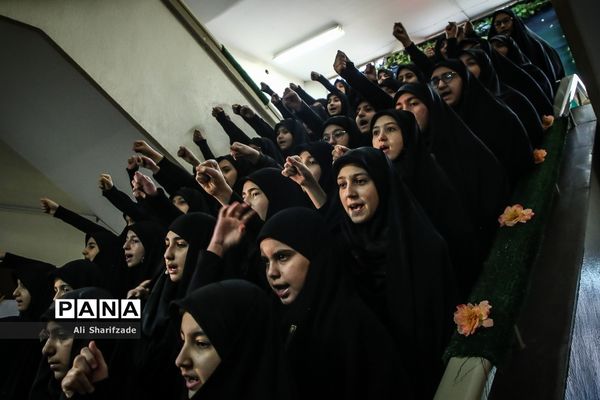 مراسم نواختن زنگ انقلاب