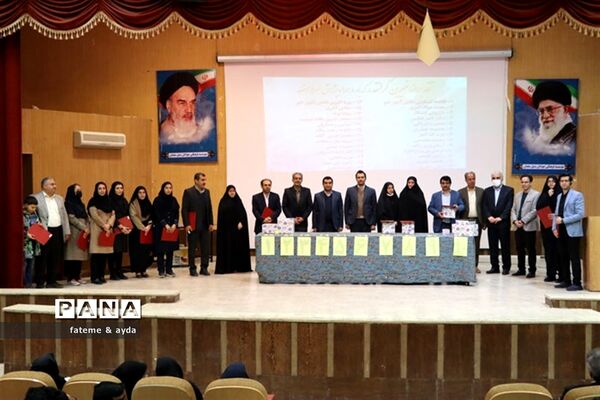 مراسم تقدیر ازدانش‌آموزان برگزیده مسابقات علمی پژوهشی کشوری شهرستان جهرم