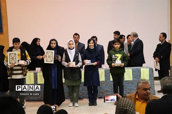 مراسم تقدیر ازدانش‌آموزان برگزیده مسابقات علمی پژوهشی کشوری شهرستان جهرم