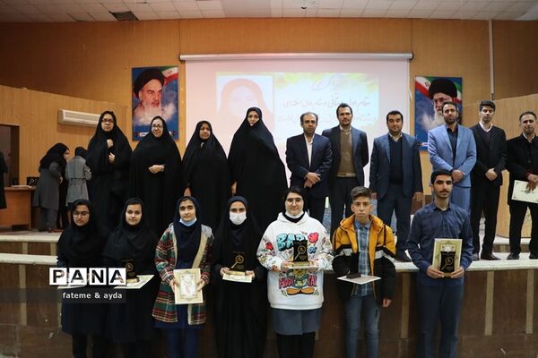 مراسم تقدیر ازدانش‌آموزان برگزیده مسابقات علمی پژوهشی کشوری شهرستان جهرم