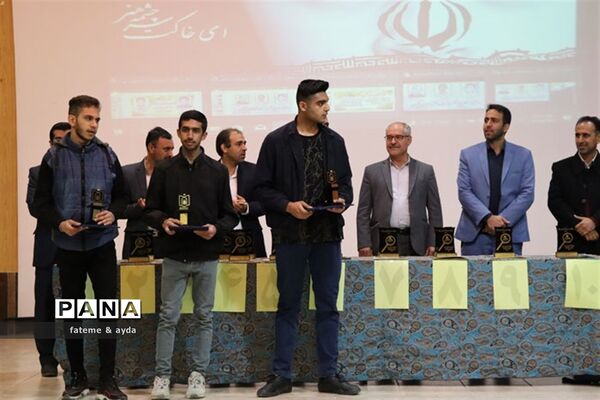 مراسم تقدیر ازدانش‌آموزان برگزیده مسابقات علمی پژوهشی کشوری شهرستان جهرم