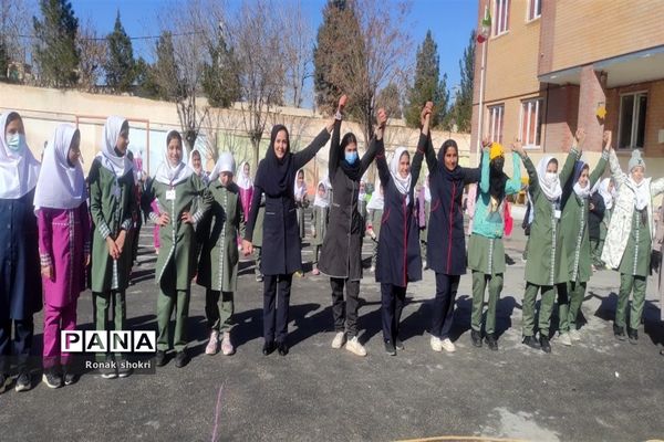 برگزاری مسابقه ورزشی به‌مناسبت دهه فجر در دبستان ابن سینا ملارد