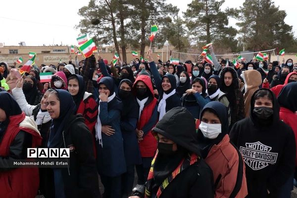 نواخته شدن زنگ انقلاب در مدارس شهرستان آباده