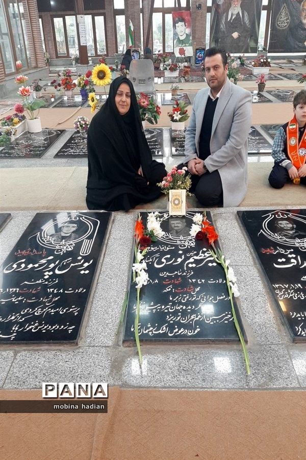 گلباران و عطرافشانی مزار شهدای رشت به مناسبت دهه فجر