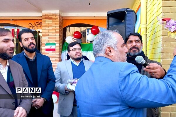 گرامیداشت دهه فجر و نواختن زنگ انقلاب در دبیرستان شهید زهره‌وند شهرستان قرچک