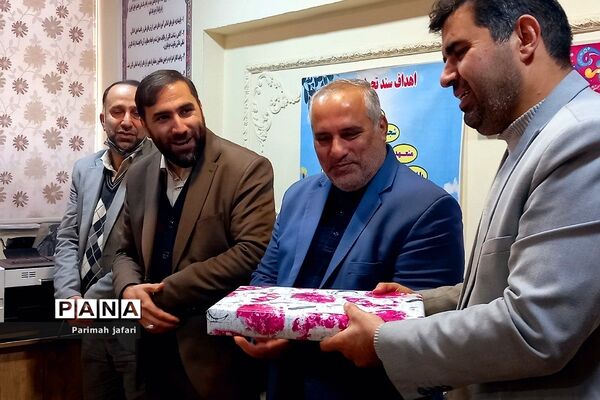 گرامیداشت دهه فجر و نواختن زنگ انقلاب در دبیرستان شهید زهره‌وند شهرستان قرچک