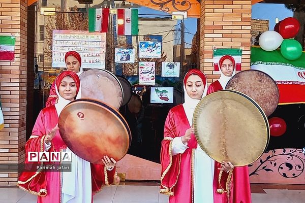 گرامیداشت دهه فجر و نواختن زنگ انقلاب در دبیرستان شهید زهره‌وند شهرستان قرچک