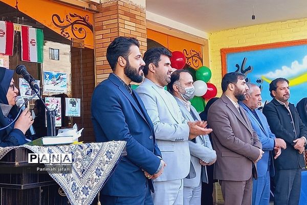 گرامیداشت دهه فجر و نواختن زنگ انقلاب در دبیرستان شهید زهره‌وند شهرستان قرچک