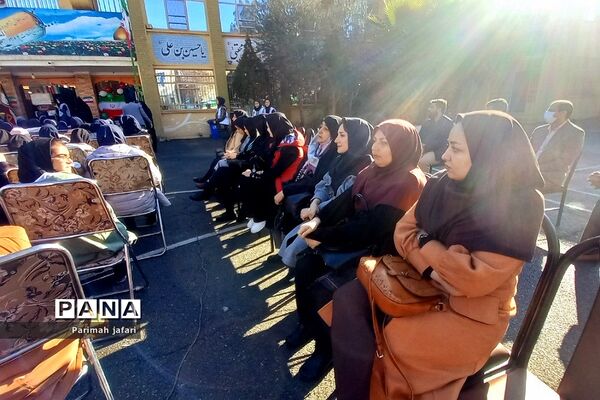 گرامیداشت دهه فجر و نواختن زنگ انقلاب در دبیرستان شهید زهره‌وند شهرستان قرچک