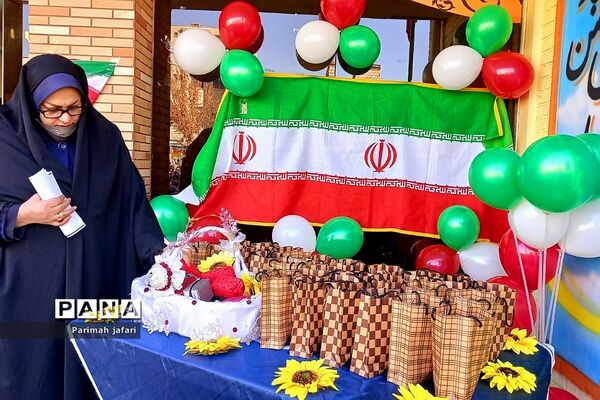 گرامیداشت دهه فجر و نواختن زنگ انقلاب در دبیرستان شهید زهره‌وند شهرستان قرچک