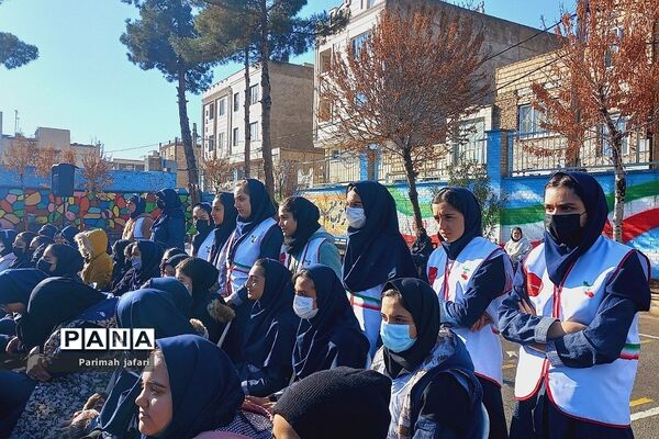 گرامیداشت دهه فجر و نواختن زنگ انقلاب در دبیرستان شهید زهره‌وند شهرستان قرچک