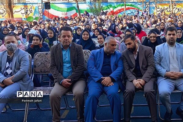 گرامیداشت دهه فجر و نواختن زنگ انقلاب در دبیرستان شهید زهره‌وند شهرستان قرچک